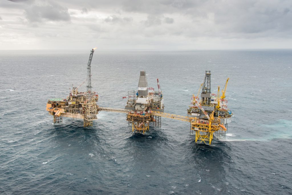 Total uk. Нефтевышка в Северном море. Месторождения Северного моря. Месторождения нефти и газа в Северном море. Нефтедобыча в Северном море.